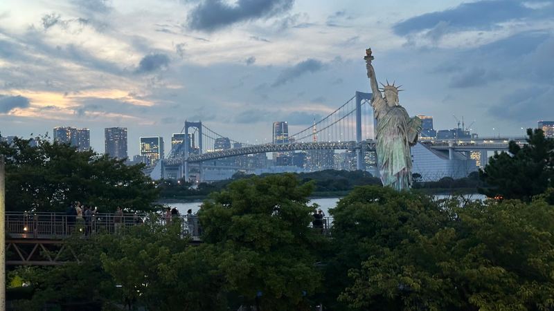 桜と女神像の春の風景