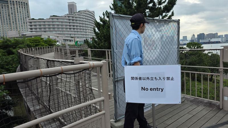 像の前で記念撮影する来訪者