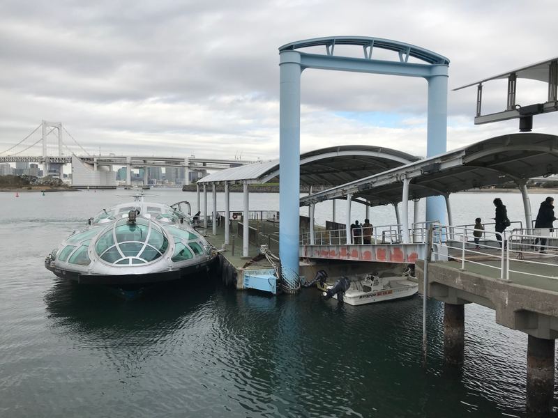 アクアシティ地区と遠景の像