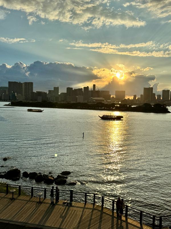 早朝の空いている静かな海辺