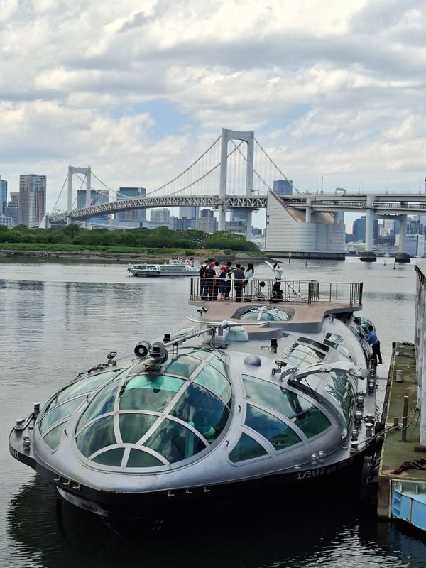 緑青色の酸化した表面