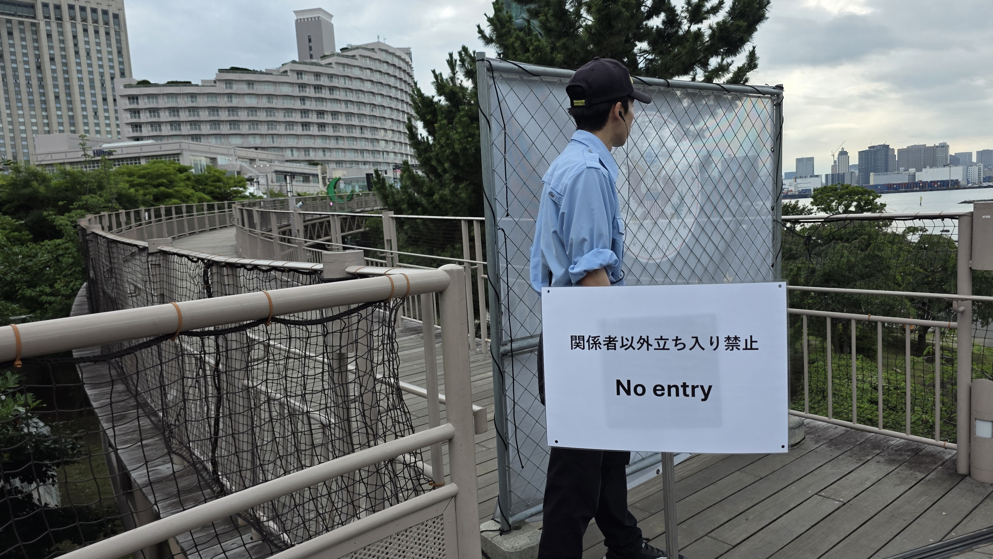 游客在雕像前的合影